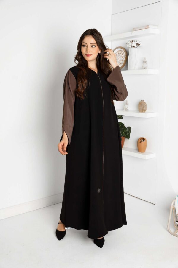 عباية بتصميم متناغم من اللونين الأسود والبني