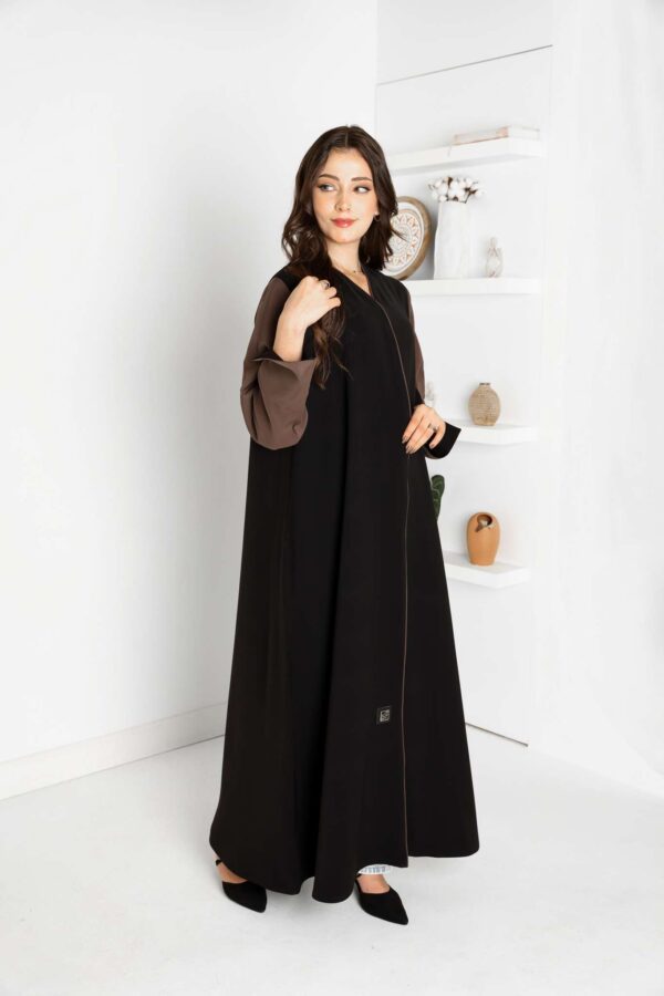 عباية بتصميم متناغم من اللونين الأسود والبني