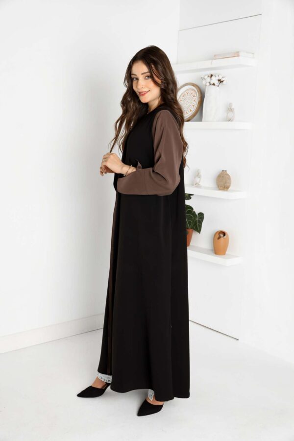 عباية بتصميم متناغم من اللونين الأسود والبني