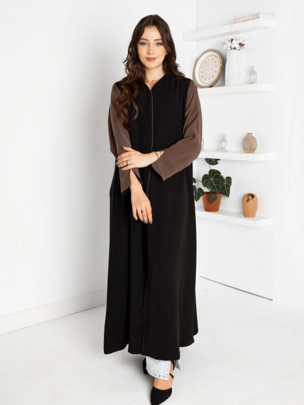 عباية بتصميم متناغم من اللونين الأسود والبني