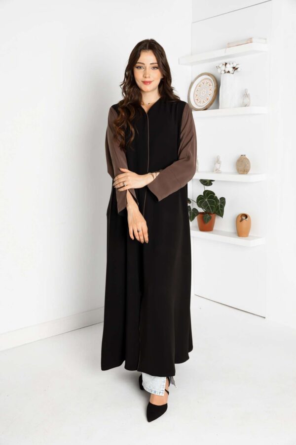 عباية بتصميم متناغم من اللونين الأسود والبني