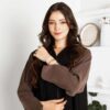 عباية بتصميم متناغم من اللونين الأسود والبني