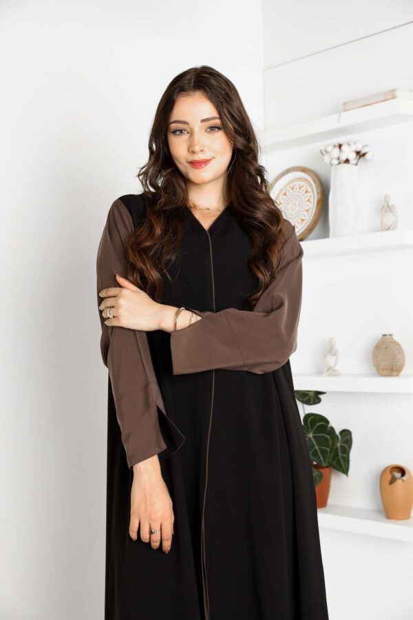 عباية بتصميم متناغم من اللونين الأسود والبني