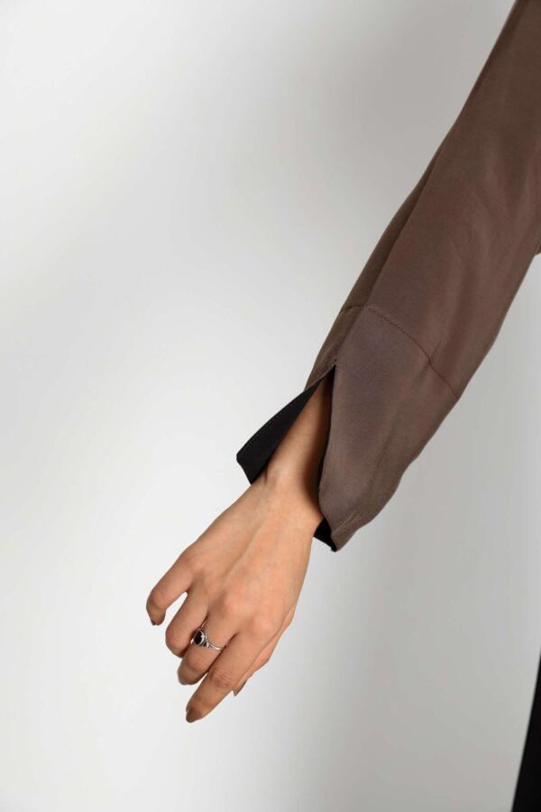 عباية بتصميم متناغم من اللونين الأسود والبني