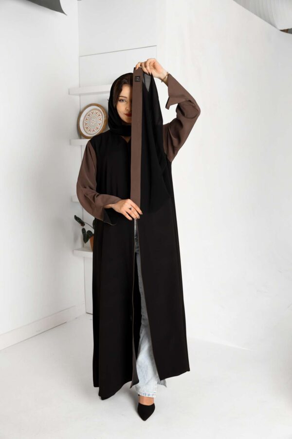عباية بتصميم متناغم من اللونين الأسود والبني
