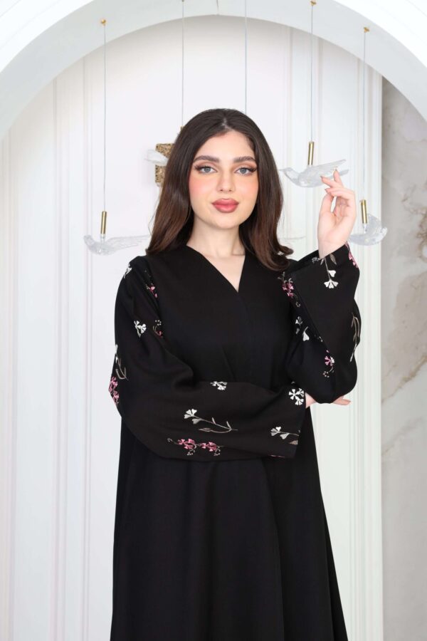 3-10056 عبايةشيهانه بتطريز ملون من الاكمام