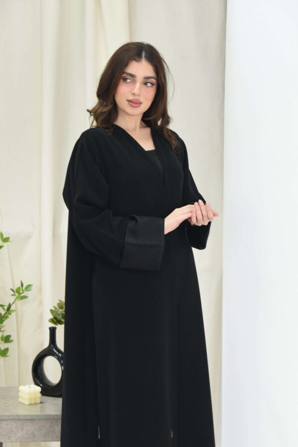 1-10054 عباية شيهانه سادة بأكمام مقلوبة