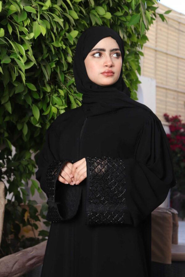 2-1305 عباية شيهانه مطرزة من الاكمام