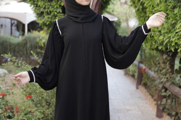 3-1233 عباية شيهانه تطريز من الاكمام والاكتاف