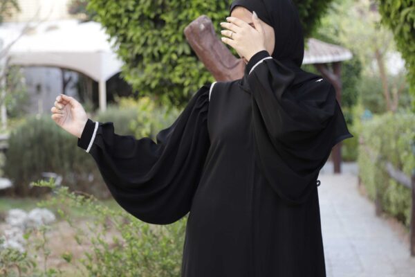 3-1233 عباية شيهانه تطريز من الاكمام والاكتاف