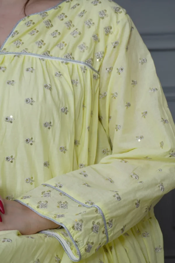 9-10287 جلابيه اصفر بكلوش صغير و ترتر كامل