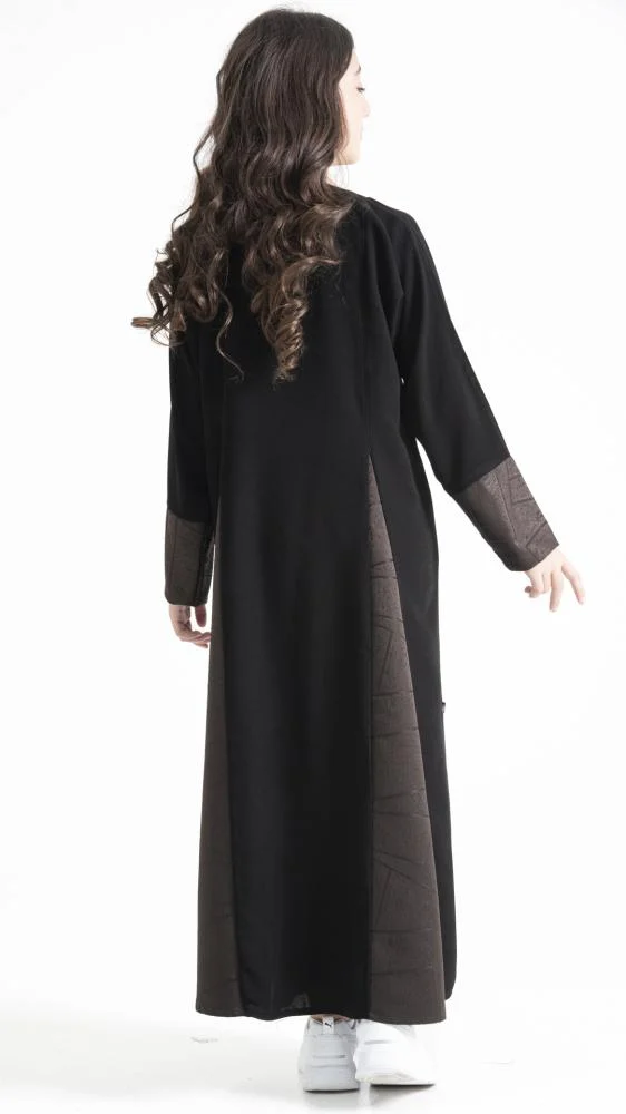 5-10387 عبايه كلــوش بتدخيل نقـــش على جوانب العبايه